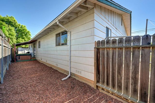 1195 Grand Ave, Olivehurst, CA 95961