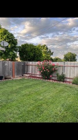 1195 Grand Ave, Olivehurst, CA 95961