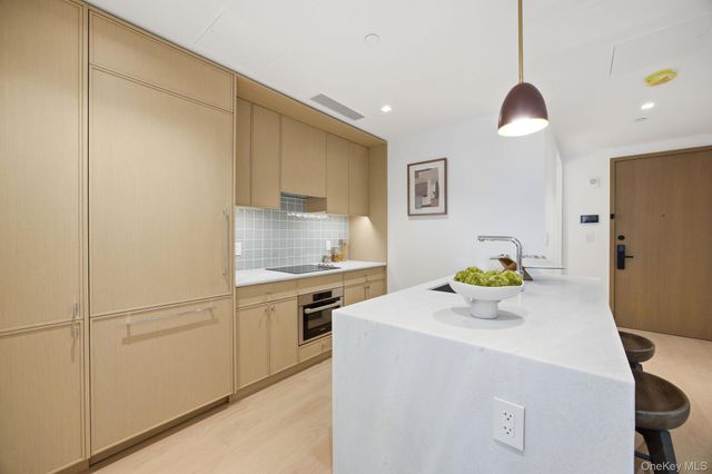 24-01 Queens Plaza N 206, Long Island City, NY 11101