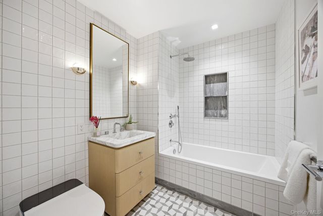 24-01 Queens Plaza N 206, Long Island City, NY 11101