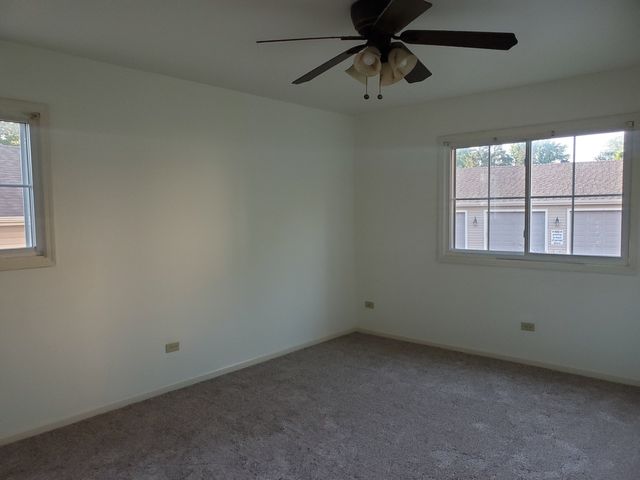 833 Village Quarter Road G4, West Dundee, IL 60118