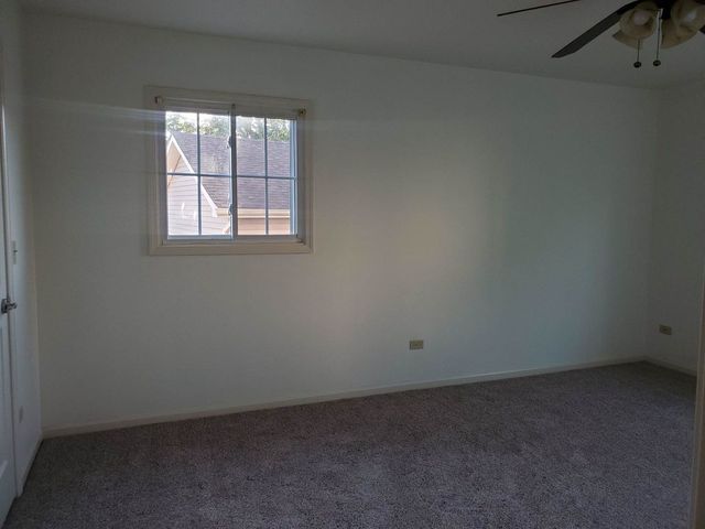 833 Village Quarter Road G4, West Dundee, IL 60118