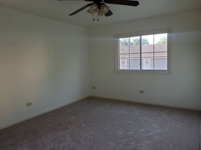 833 Village Quarter Road G4, West Dundee, IL 60118