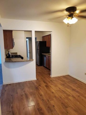 833 Village Quarter Road G4, West Dundee, IL 60118