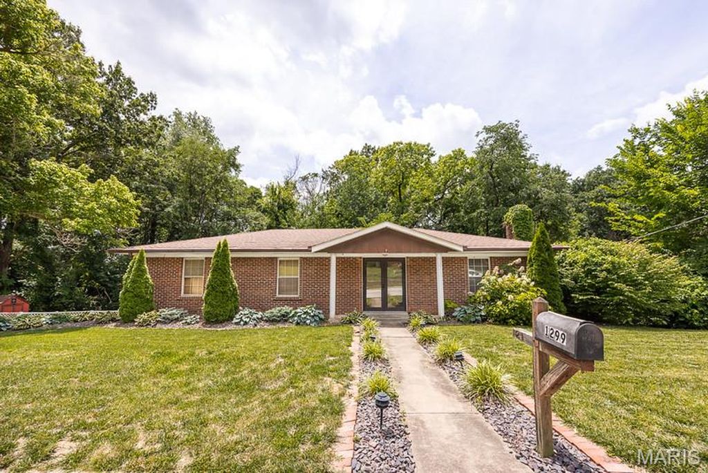 1299 Pin Oak Lane, Caseyville, IL 62232