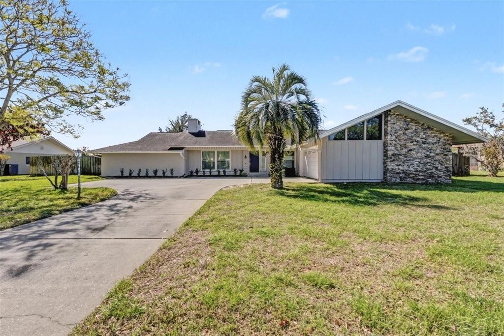 Image 1 of property listing at 1148 LAKE FRANCIS DRIVE, Apopka, FL 32712
