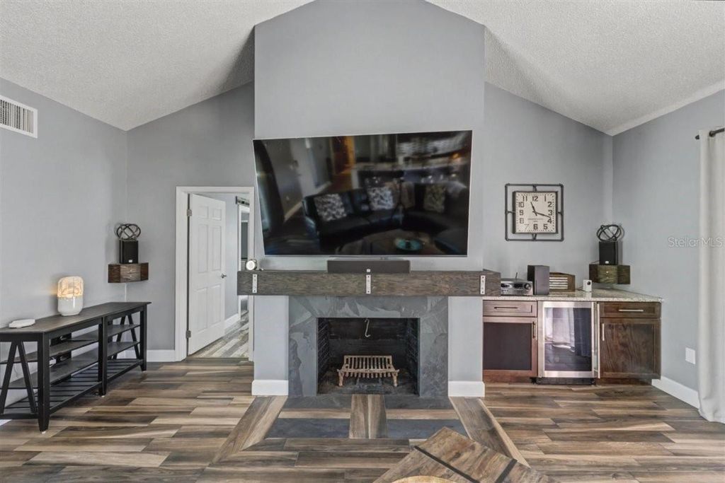 Image 12 of property listing at 1148 LAKE FRANCIS DRIVE, Apopka, FL 32712