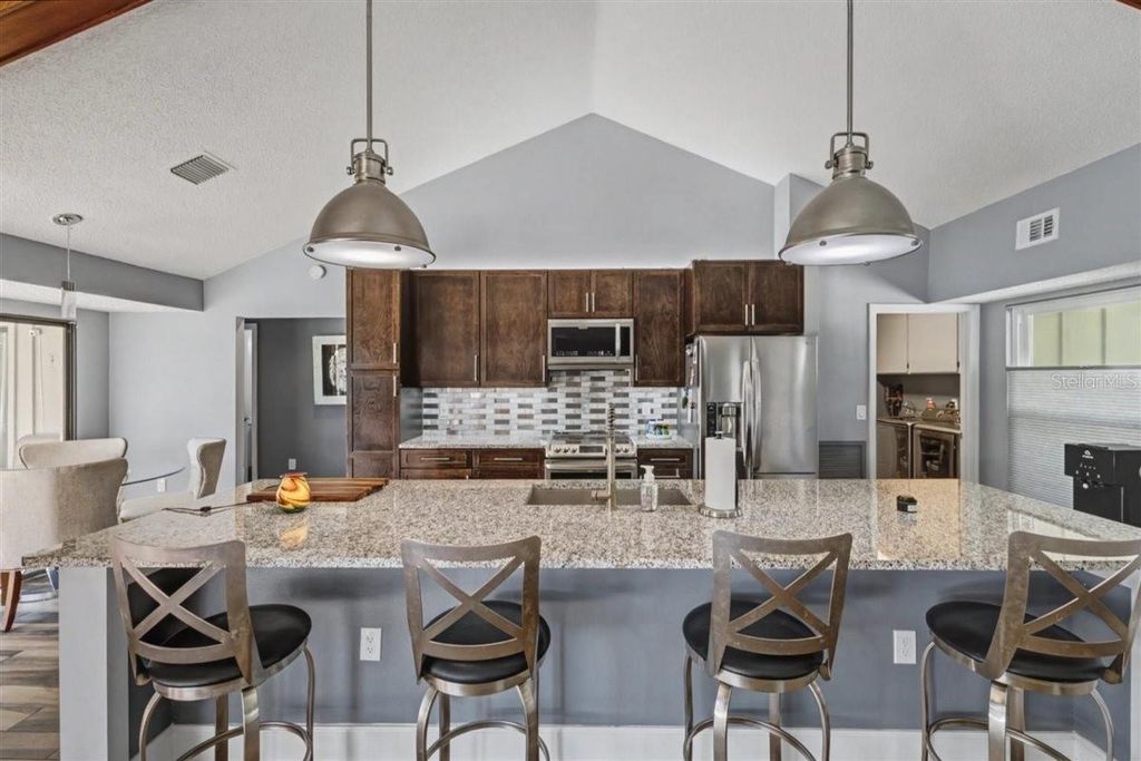 Image 13 of property listing at 1148 LAKE FRANCIS DRIVE, Apopka, FL 32712