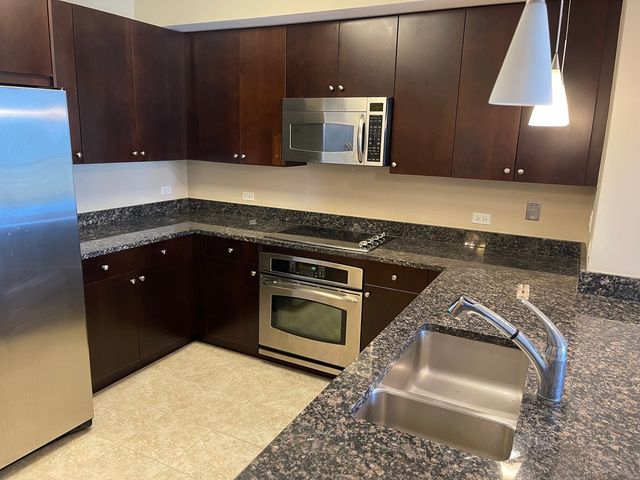 807 DAVIS Street 1410, Evanston, IL 60201