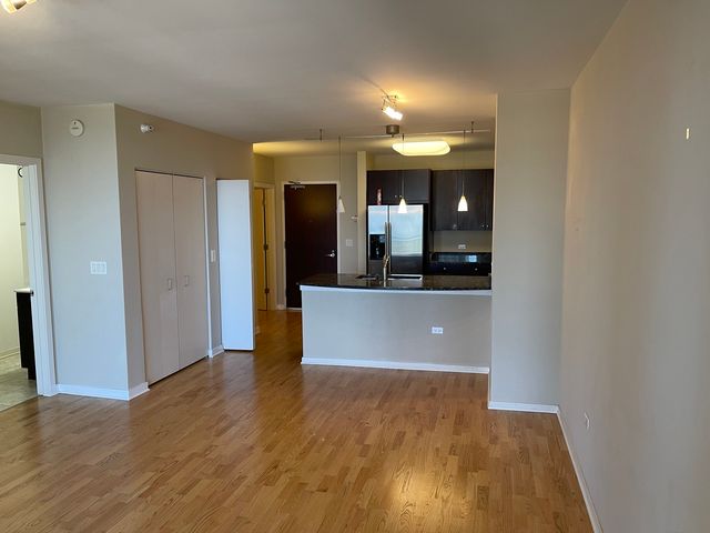 807 DAVIS Street 1410, Evanston, IL 60201