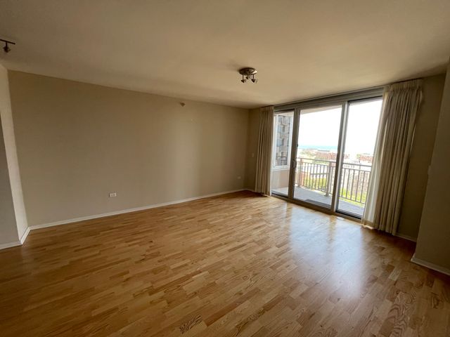 807 DAVIS Street 1410, Evanston, IL 60201