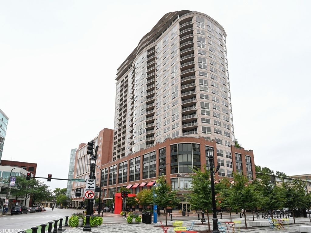 807 DAVIS Street 1410, Evanston, IL 60201