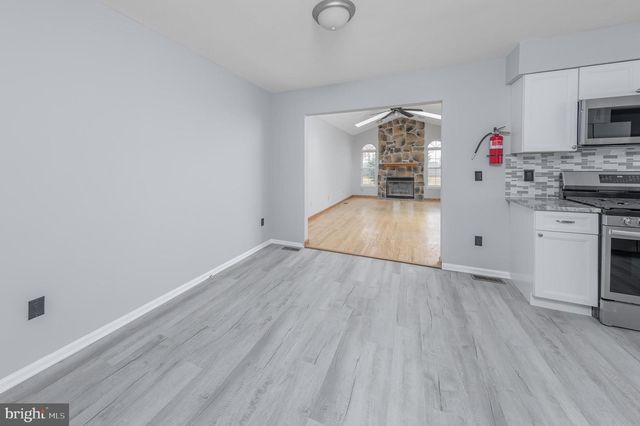 13 BREARLY DR, Sicklerville, NJ 08081