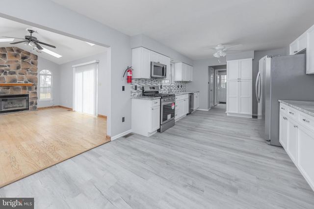 13 BREARLY DR, Sicklerville, NJ 08081