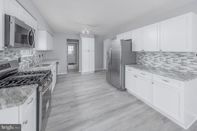 13 BREARLY DR, Sicklerville, NJ 08081