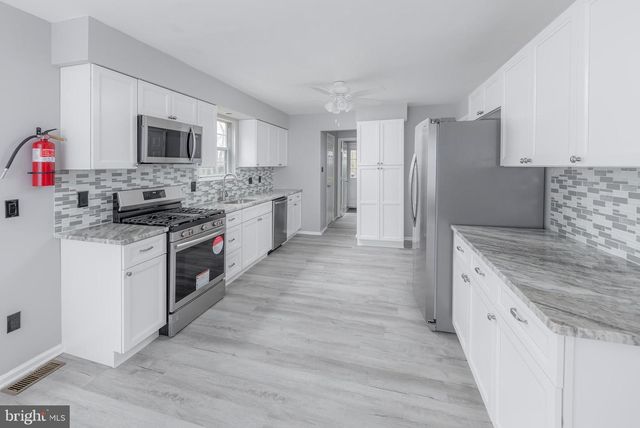 13 BREARLY DR, Sicklerville, NJ 08081