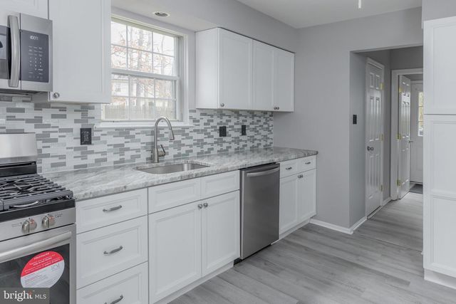 13 BREARLY DR, Sicklerville, NJ 08081