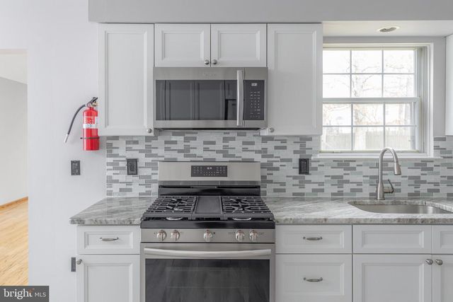 13 BREARLY DR, Sicklerville, NJ 08081
