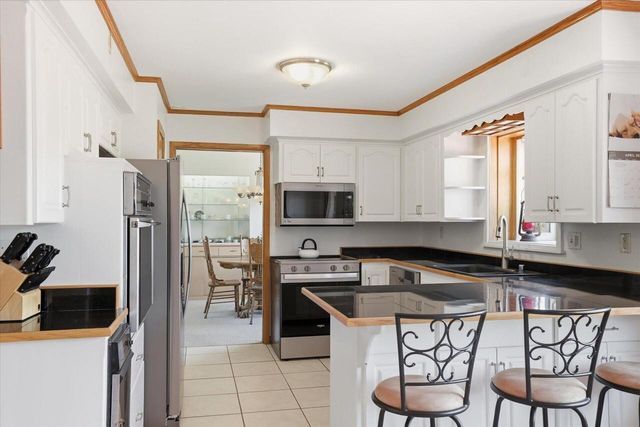 531 Lookout DRIVE, Pewaukee, WI 53072