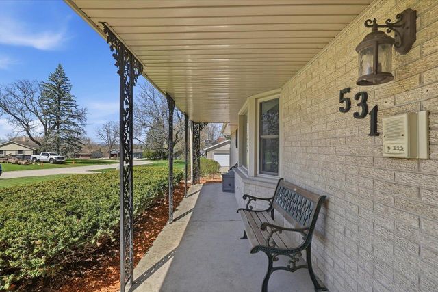 531 Lookout DRIVE, Pewaukee, WI 53072