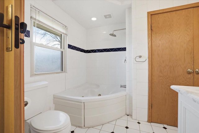 531 Lookout DRIVE, Pewaukee, WI 53072