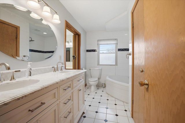 531 Lookout DRIVE, Pewaukee, WI 53072