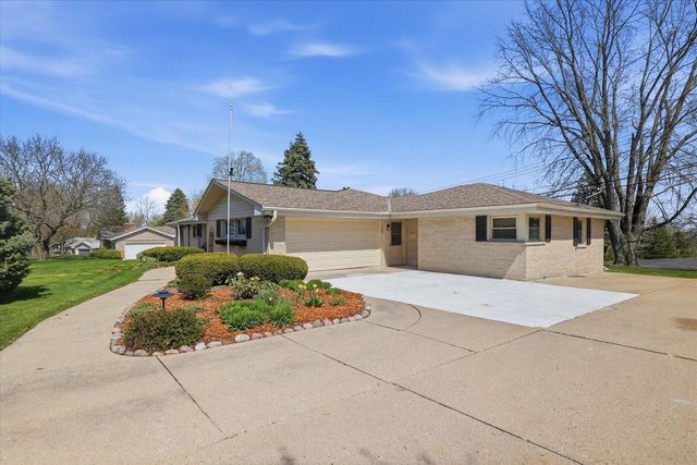 531 Lookout DRIVE, Pewaukee, WI 53072
