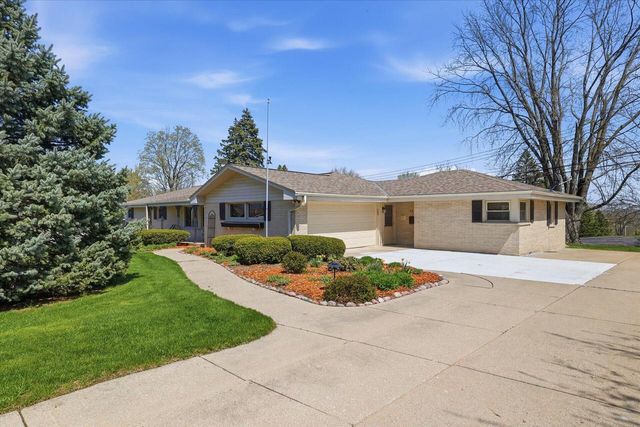 531 Lookout DRIVE, Pewaukee, WI 53072