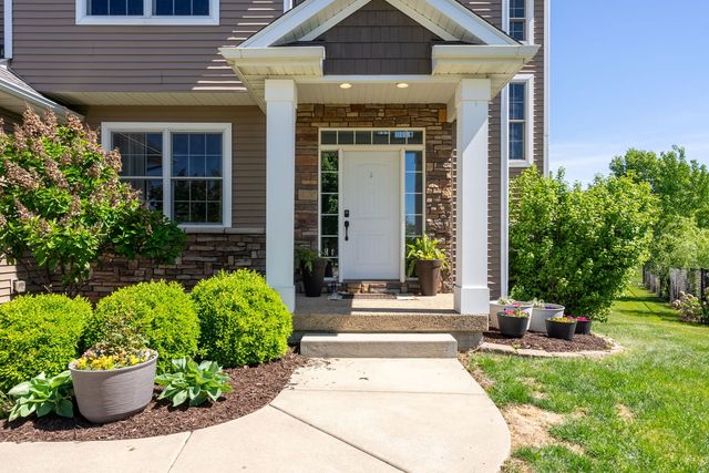6151 Spring Circle, Davenport, IA 52807
