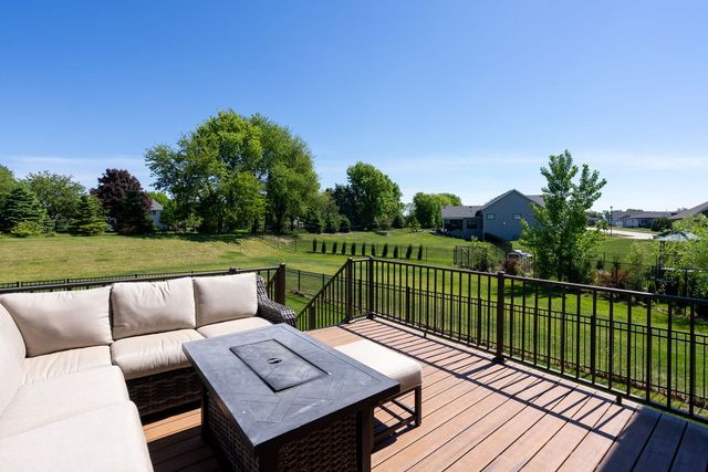 6151 Spring Circle, Davenport, IA 52807
