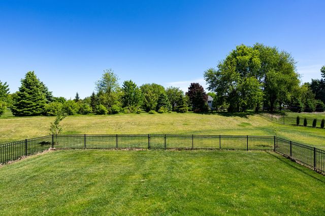 6151 Spring Circle, Davenport, IA 52807