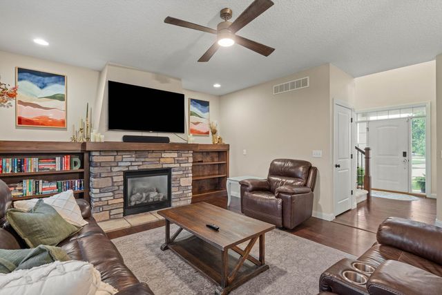 6151 Spring Circle, Davenport, IA 52807