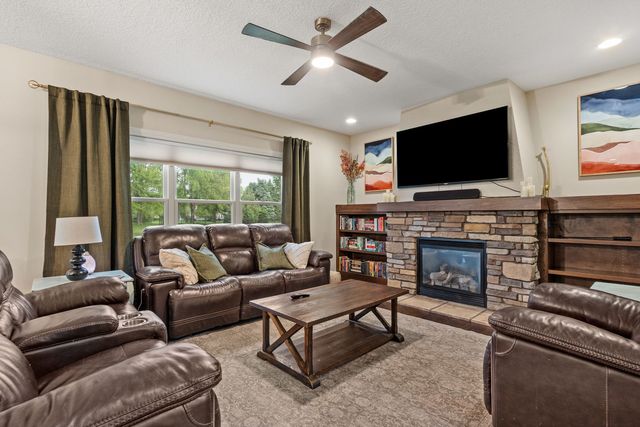 6151 Spring Circle, Davenport, IA 52807