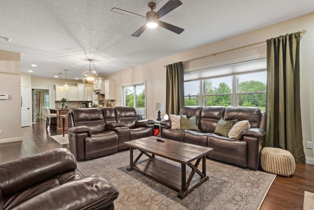 6151 Spring Circle, Davenport, IA 52807