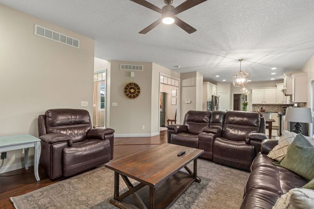 6151 Spring Circle, Davenport, IA 52807