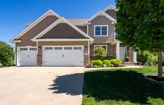 6151 Spring Circle, Davenport, IA 52807