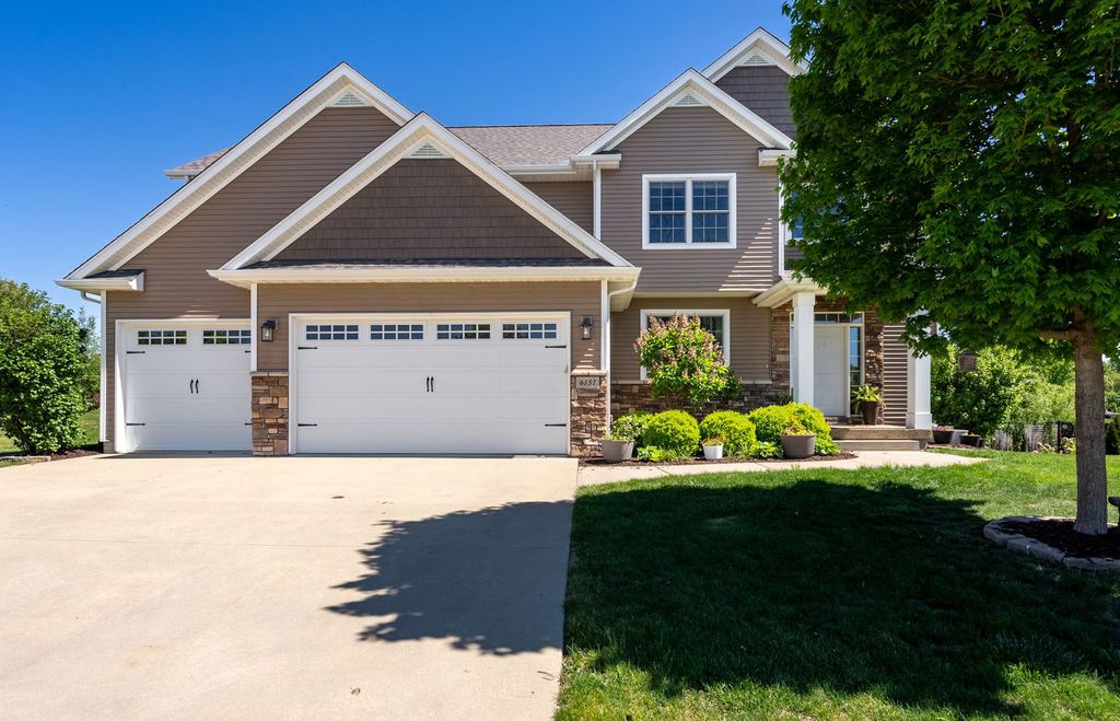 6151 Spring Circle, Davenport, IA 52807