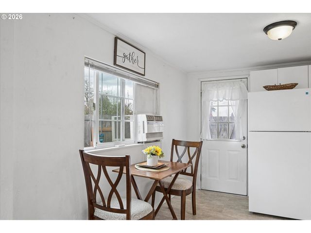 297 S 43RD St, Springfield, OR 97478