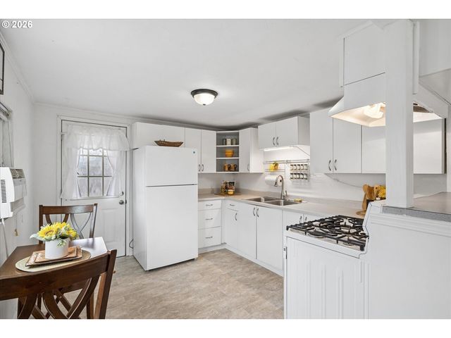 297 S 43RD St, Springfield, OR 97478