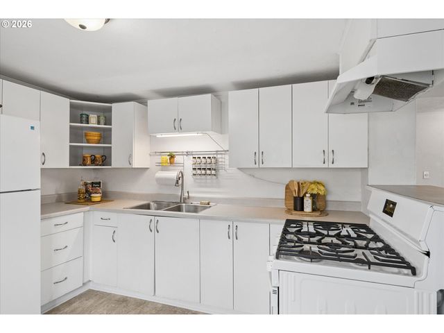 297 S 43RD St, Springfield, OR 97478