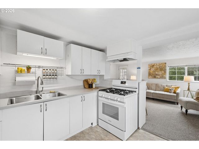 297 S 43RD St, Springfield, OR 97478