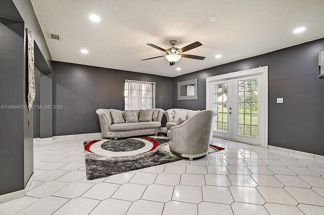 2210 NW 91st Terrace, Pembroke Pines, FL 33024