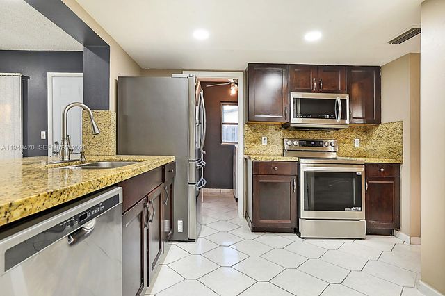 2210 NW 91st Terrace, Pembroke Pines, FL 33024