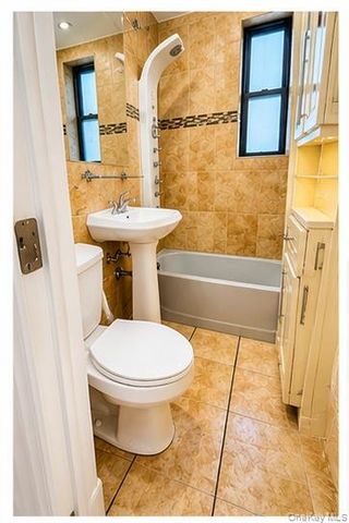 21-15 33st 4, Astoria, NY 11105