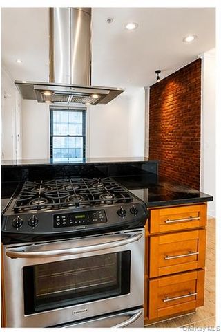 21-15 33st 4, Astoria, NY 11105