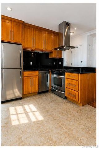 21-15 33st 4, Astoria, NY 11105