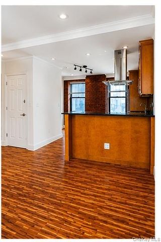 21-15 33st 4, Astoria, NY 11105