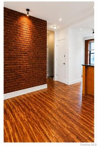 21-15 33st 4, Astoria, NY 11105