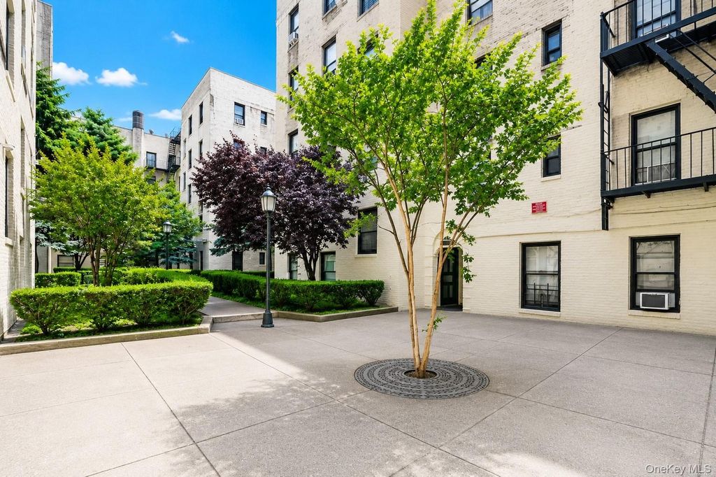 21-15 33st 4, Astoria, NY 11105