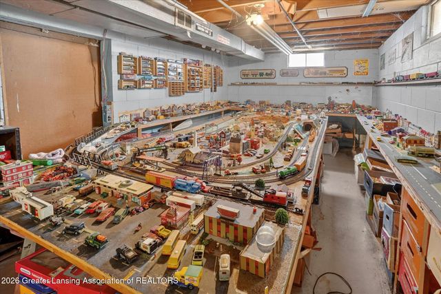 4029 N Pine Dell Drive, Lansing, MI 48911